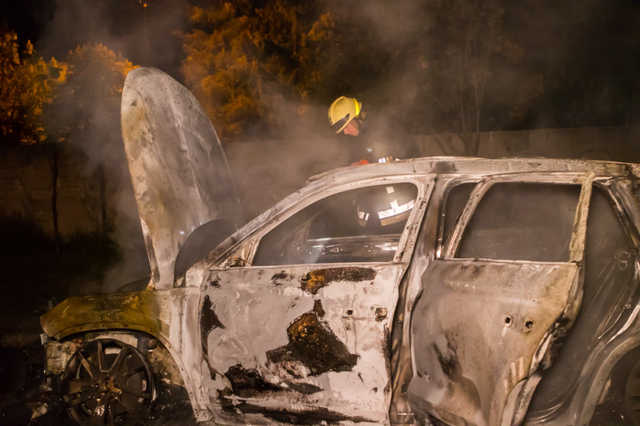 Слышали взрыв: в Днепре ночью сгорели сразу несколько автомобилей