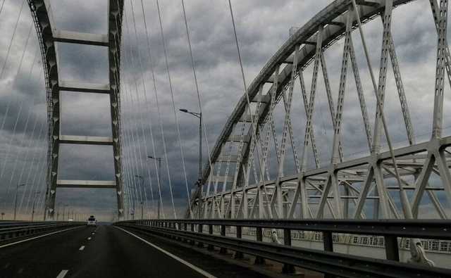 "Прогнулся" от бешеного трафика: свежие фото Крымского моста попали в сеть