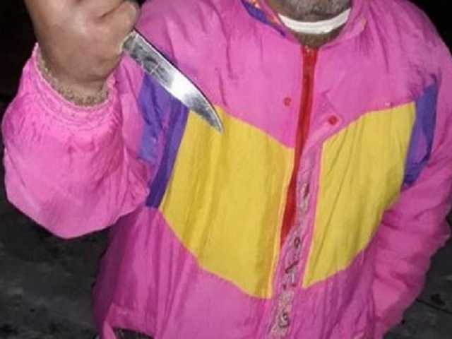 С ножом бросается на людей: в Киеве заметили неадеквата