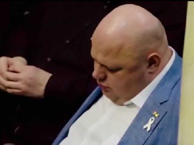 Юзіку довелося будити: "Слуга народу", який заснув у Раді, розвеселив мережу