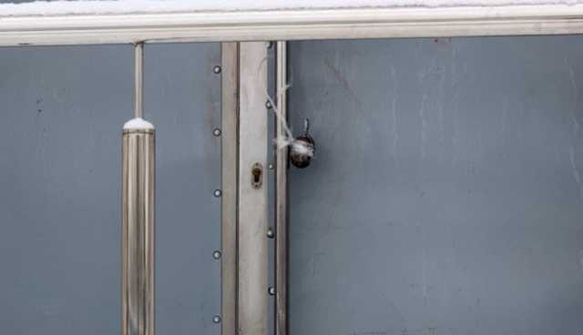 У входа в харьковский офис ОПЗЖ вывесили учебную гранату