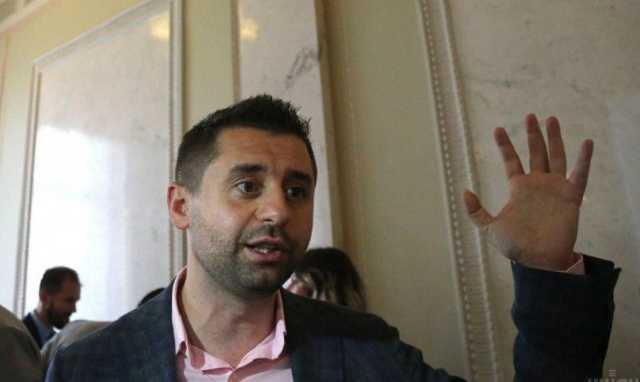 Глава фракции “Слуга народа” Арахамия уволил своего заместителя