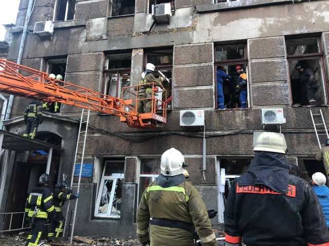 Триває ліквідація наслідків одеської пожежі: досі невідома доля 14 осіб