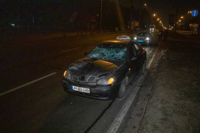 В Киеве автомобиль такси на скорости сбил пьяного пешехода