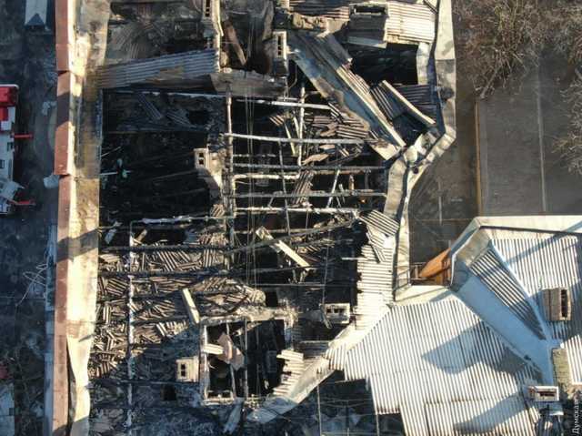 На месте пожара в Одессе обнаружили тело женщины, еще одного человека нашли живым