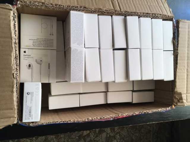 Півсотні контрафактних навушників відправили в Україну з Франції поштою