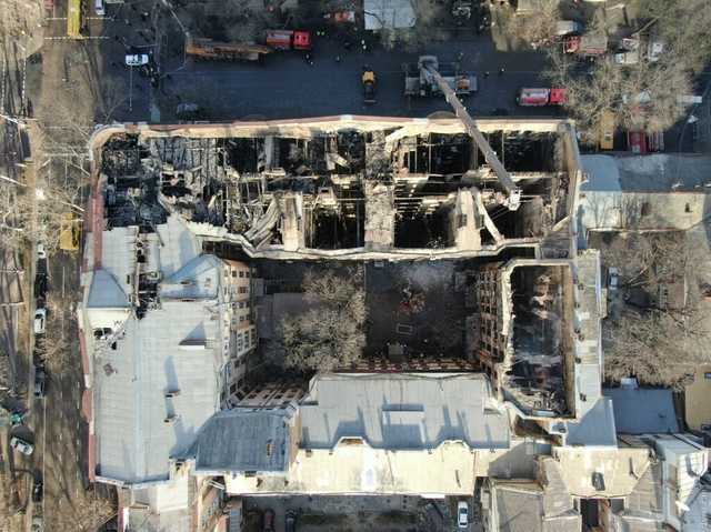 Вот-вот рухнет: эксклюзивные фото и видео из эпицентра сгоревшего колледжа