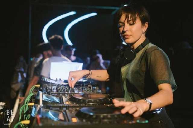 Жена Лещенко все-таки укатила в Москву: фотофакт