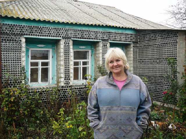Украинка утеплила дом бутылками: эффект получился потрясающий