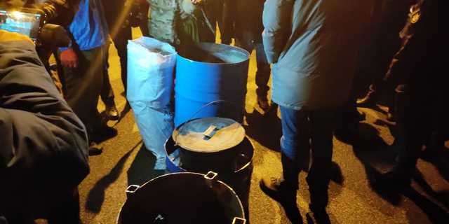 Під Офіс Президента несуть бочки, силовики не пропускають