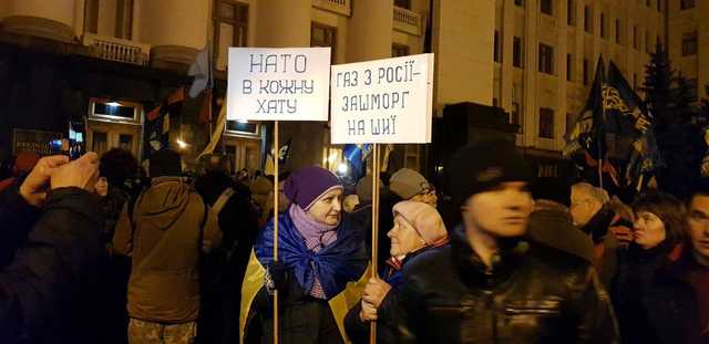 Появились фото с акции протеста у Офиса президента на Банковой, где установили палатки