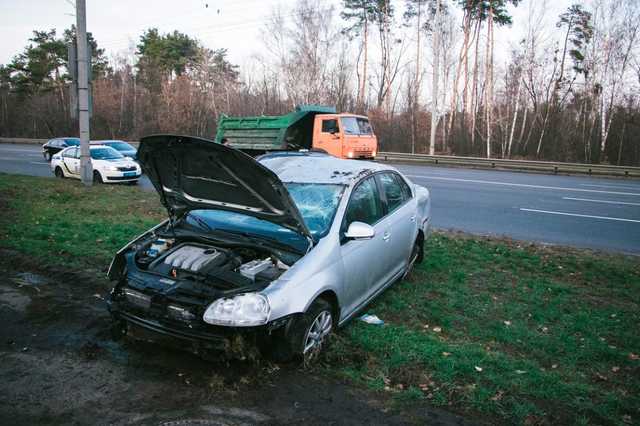 В Киеве на Братиславской Volkswagen съехал с трассы и перевернулся