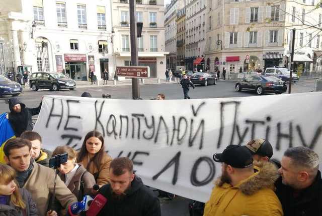 Ветераны АТО публично порвали флаги России и "ДНР" в Париже