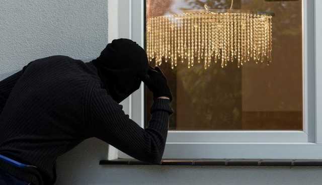 Пыталась ограбить: в Киеве мошенница выпала из окна