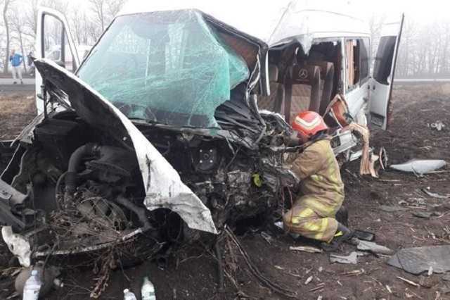 На Черкасщине бус с людьми попал в тяжелое ДТП с фурой: есть пострадавшие