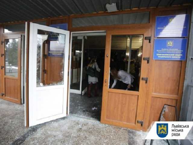 Во Львове неизвестные в камуфляже штурмовали горсовет