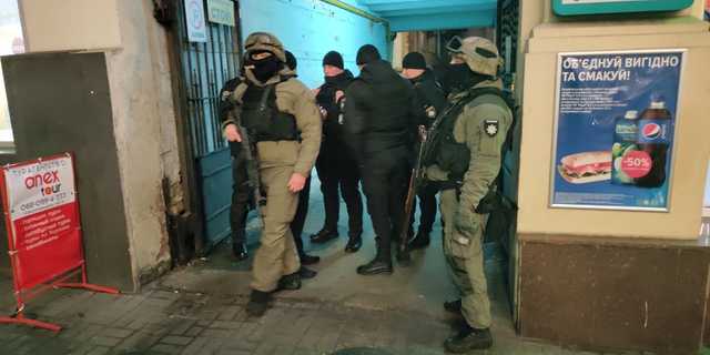 Поліція перекрила вхід у подвір’я будинку, де проживає Андрій Антоненко