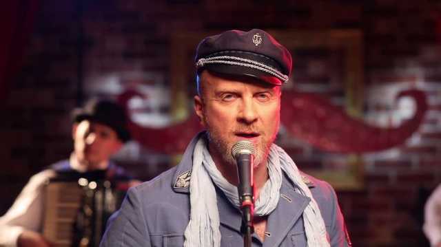 Певец Антин Мухарский заявил, что в его доме прошел 5-часовой обыск