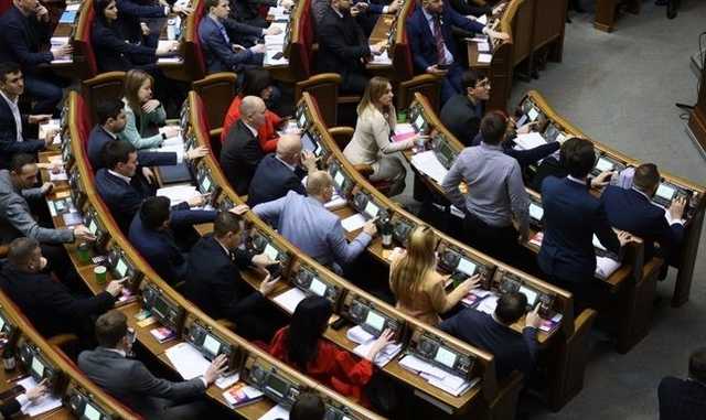 Рада лишит депутатских выплат более 80 нардепов