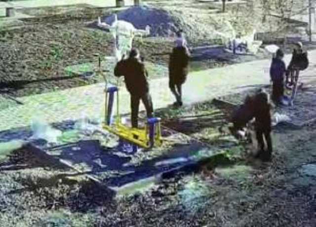 В Житомире мужчина избил женщину с ребенком на руках