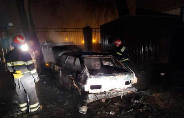 Ночью в Черновцах неизвестные жгли автомобили и прокалывали шины