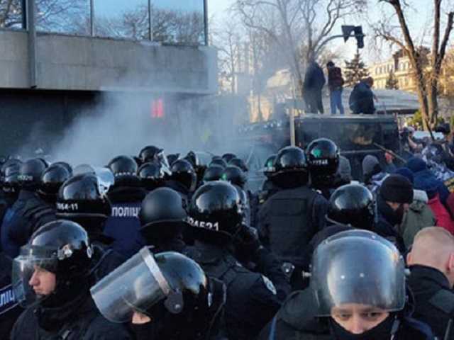 Под Радой начались новые столкновения: в сеть попало видео