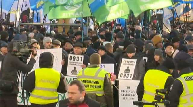 Через сутички будівлю Верховної Ради закрили на вхід і вихід