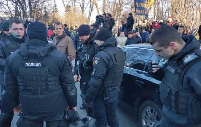Під час мітингу біля Ради журналісту розбили камеру та окуляри