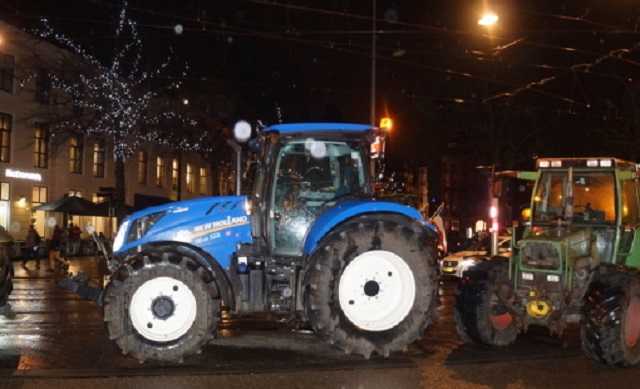 У Нідерландах розлючені фермери на тракторах страйкували біля парламенту