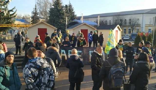 В Житомире футбольные фанаты и работники музея пикетируют облсовет