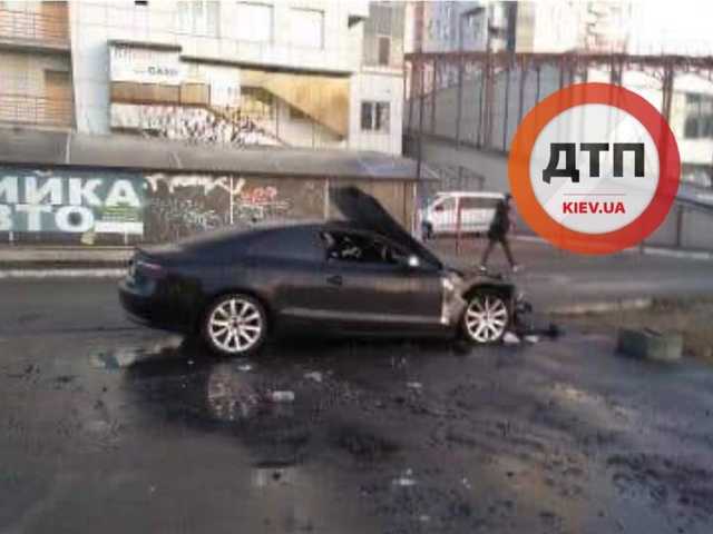 На столичных Позняках сгорел автомобиль: подозревают поджог