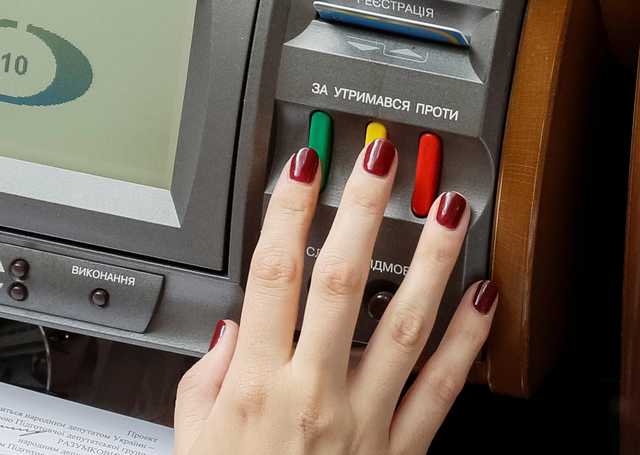 Депутаты ввели уголовную ответственность за кнопкодавство в Раде