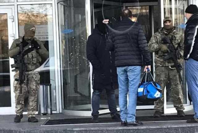 Вооруженные люди в балаклавах пришли в клуб Порошенко “5 елемент”