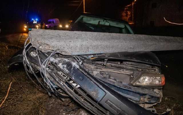 В Днепре легковушка протаранила два столба