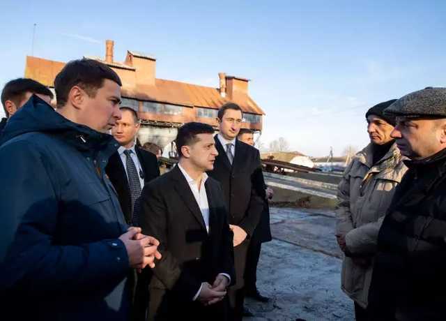 Украинцы против планов Зеленского распродать землю — Le Monde