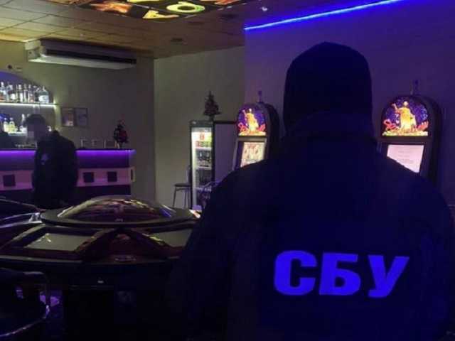 «Крышевали» полицейские: СБУ разоблачила десятки подпольных казино