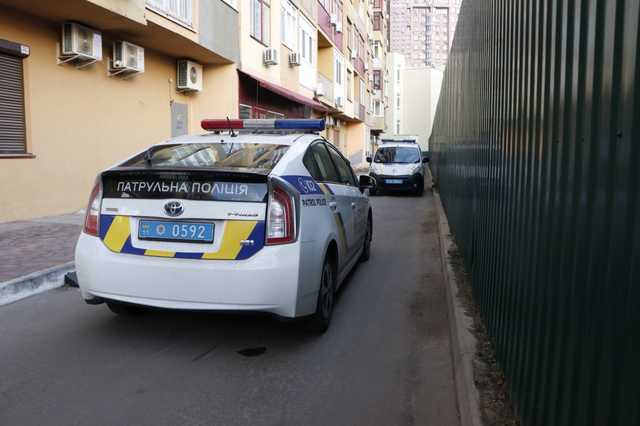 В Киеве девушка выпала из окна многоэтажки