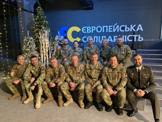 ДБР прийшло з обшуками в офіс партії Порошенка. “ЄС” покликала ветеранів