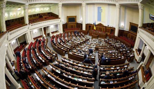 Рада закрылась на каникулы, так и не приняв законопроекты о земле и децентрализации