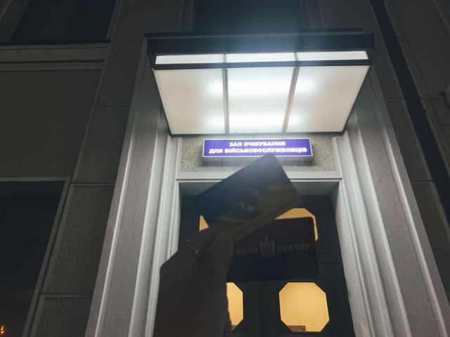 Медика-добровольца не пустили в зал ожидания на киевском вокзале: в сети волна возмущения