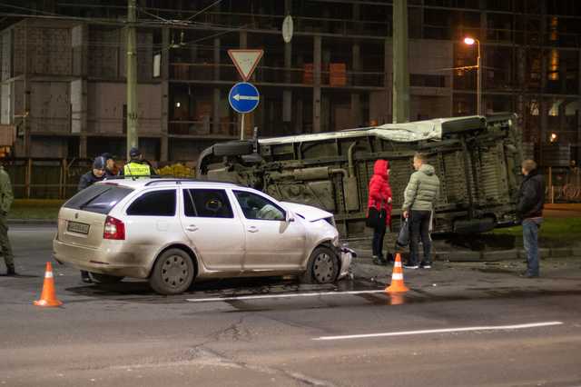 В Киеве на Троещине Skoda перевернула микроавтобус с семьей