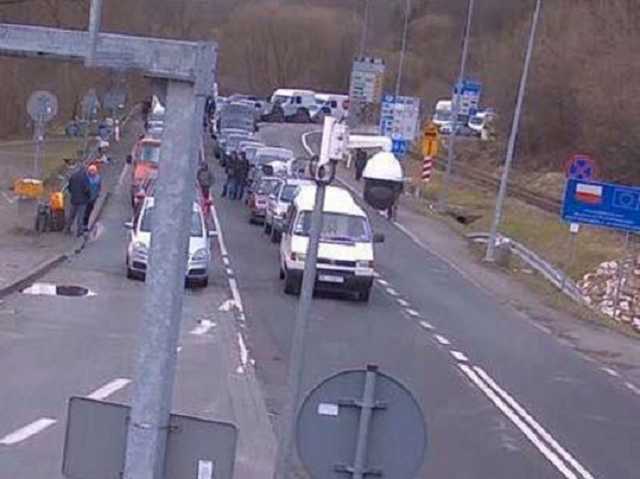 Образовались километровые очереди: стало известно о коллапсе на границе с Польшей