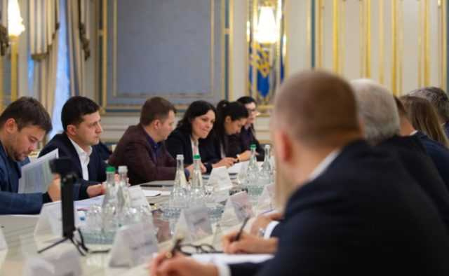 Зеленский призвал сети АЗС «реально» снизить цены на топливо