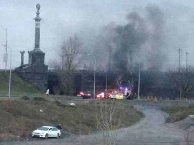 В Киеве под мостом Патона на ходу сгорел автомобиль