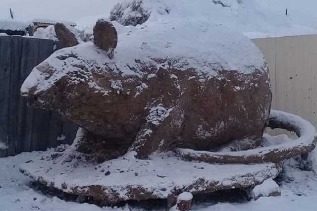 В России мужчина слепил гигантскую крысу из навоза