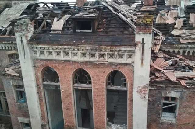 В Лисичанске местные жители разбирают старинную бельгийскую больницу: власти безмолвствуют