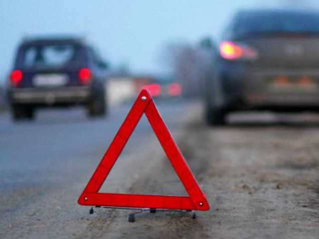 В Киеве на «встречке» столкнулись «ВАЗ» и трактор, образовалась пробка