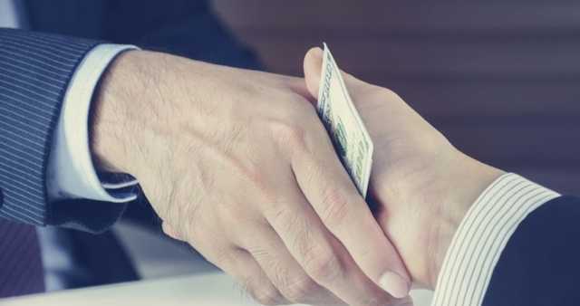 Скандал с чиновниками Полтавской ОГА: взятки брали даже шпротами