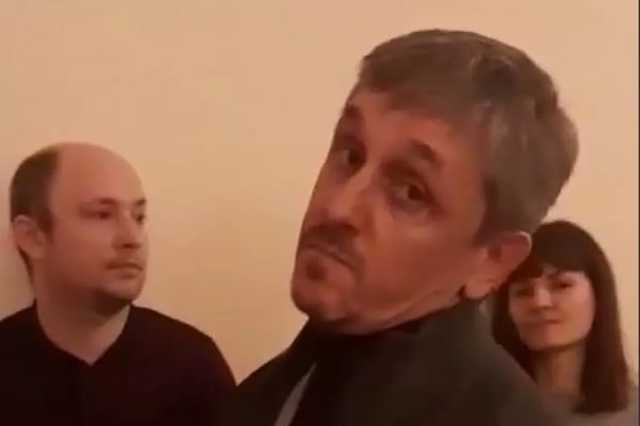 Мне только спросить: «слуга народа» Остапенко пытался пролезть за зарплатой без очереди