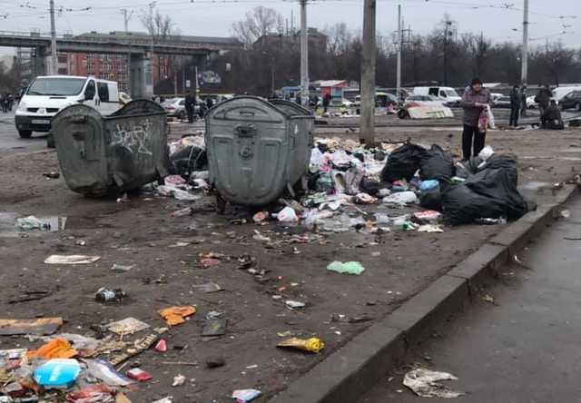 В сети показали горы мусора посреди Киева: жуткие фото